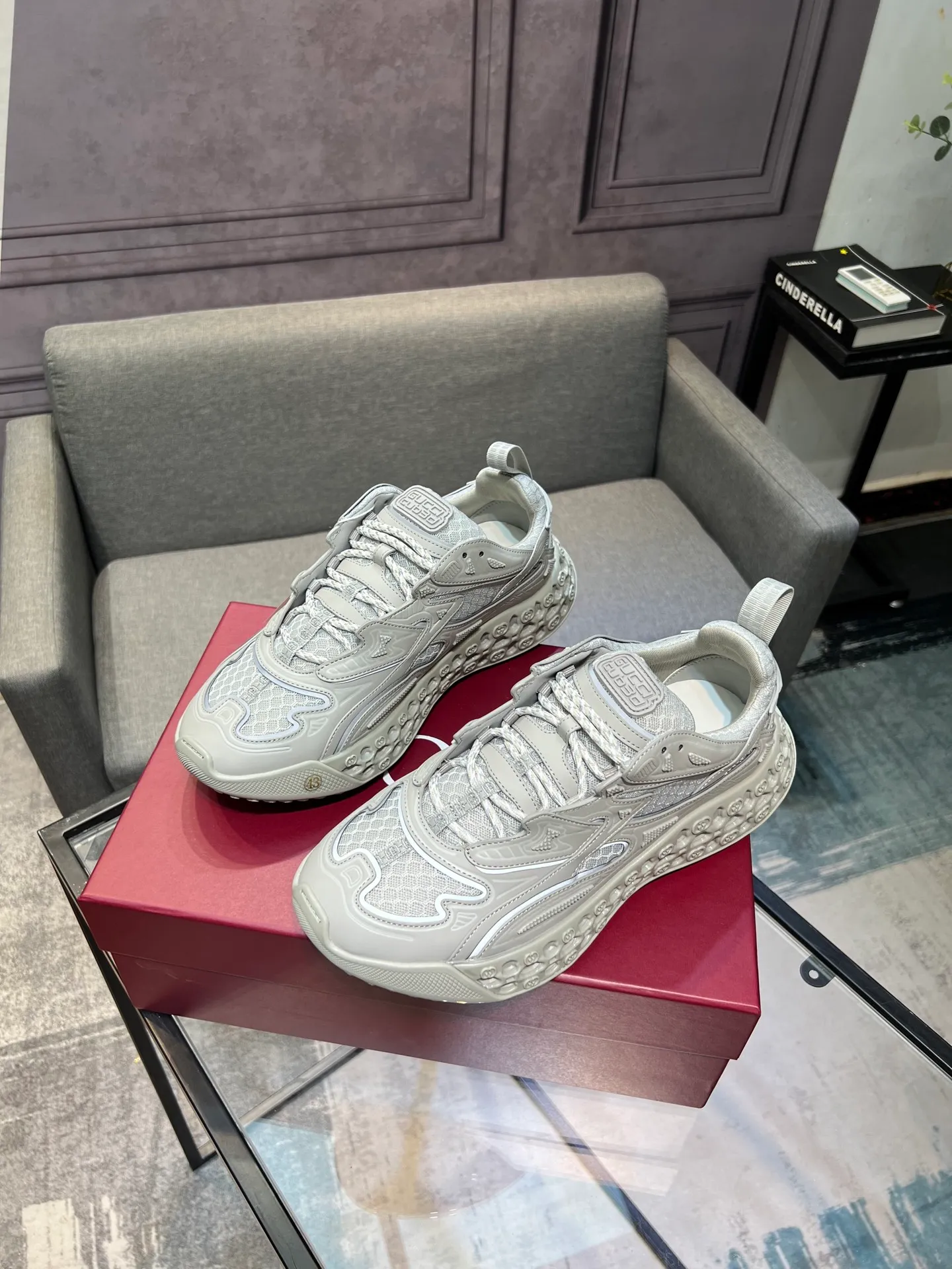 Men's Men's Shoes 💰900 Gucci Gucci 2.0 Sports Shoes Couple's Style Retro Casual Shoes Running Shoes Original Purchase, Development, Production Gucci 2.0 Sports Shoes reinterpret the brand's iconic striped webbing elements. This sneaker reinterprets the iconic details, using thick EVA soles with a smart silhouette, bringing a stable and comfortable wearing experience. Exquisite packaging at the delivery counter. Fabric: original imported cowhide + technical fabrics. Lining: original imported breathable mesh. Sole: original molded ultra-light foam rubber. Bottom thickness: 4CM. Size: 35-40 for women / 39-45 for men.